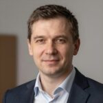 Портрет уверенного российского бизнесмена в студии на нейтральном фоне для сайта рейтинга букмекеров